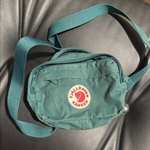 Kånken Green Crossbody Bag